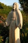 Christus-Skulptur auf dem Friedhof