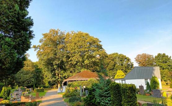 Der Friedhof mit Kapelle im September